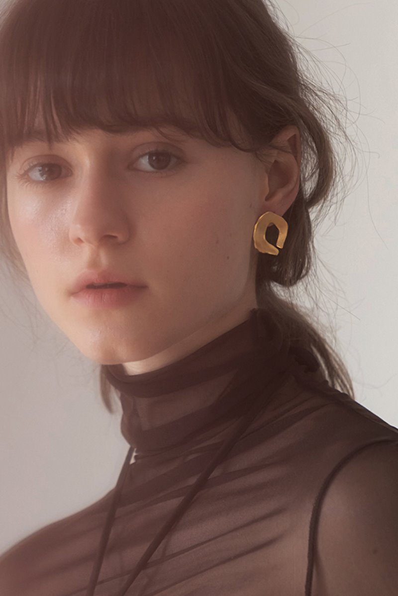 &#039;004 COLLECTION&#039; GOLD CONCAVE FRAGMENT EARRING